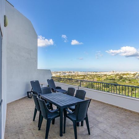 Appartamento Beautiful Pent With Terrace & Spectacular Views By 360 Estates Luqa Esterno foto