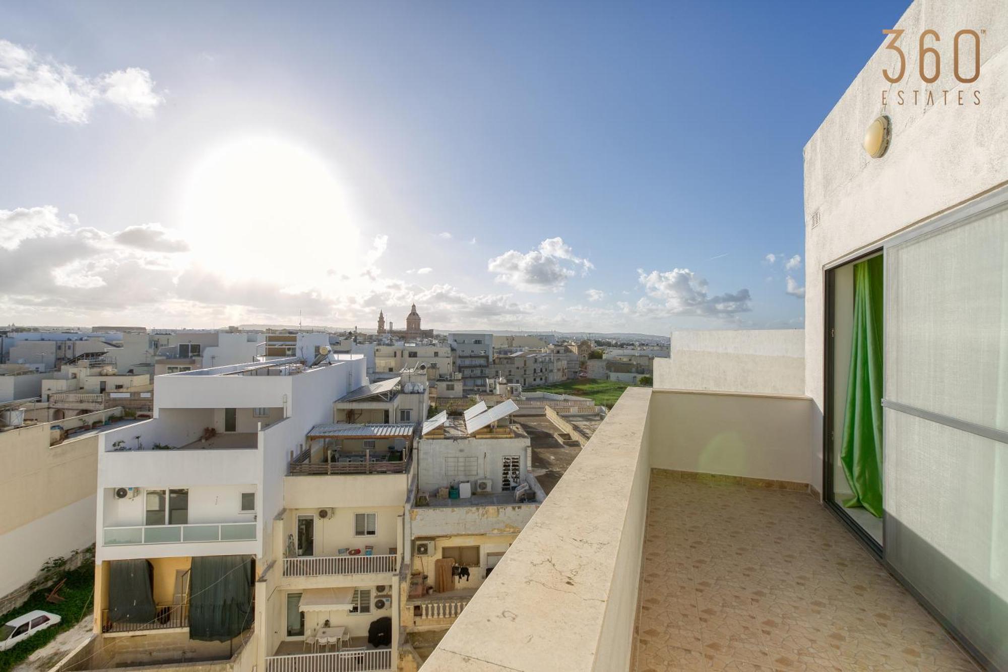 Appartamento Beautiful Pent With Terrace & Spectacular Views By 360 Estates Luqa Esterno foto