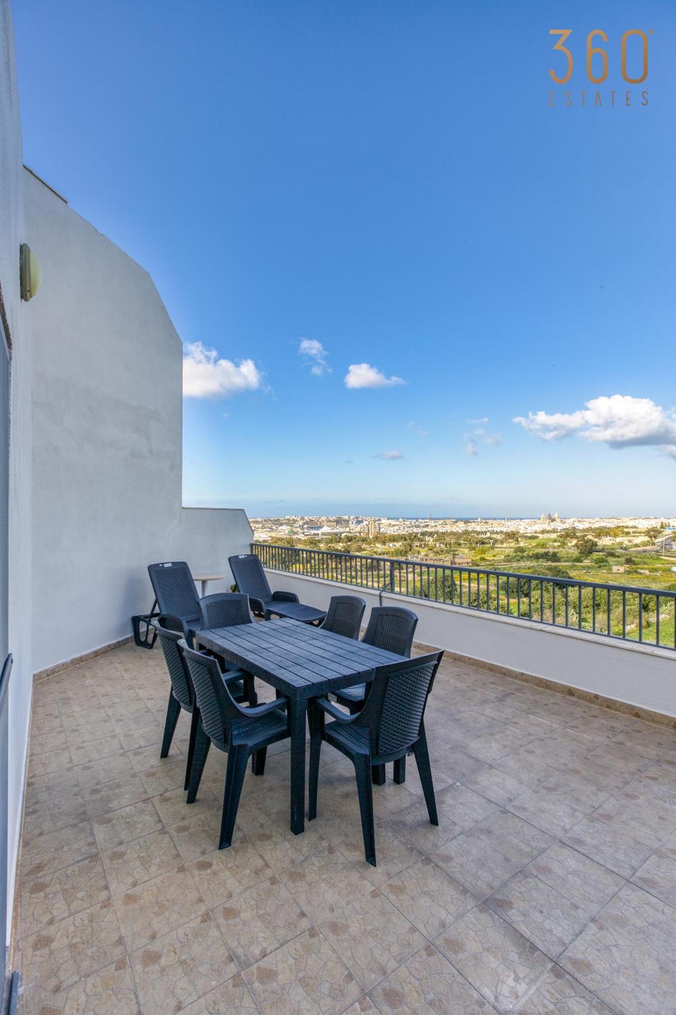 Appartamento Beautiful Pent With Terrace & Spectacular Views By 360 Estates Luqa Esterno foto