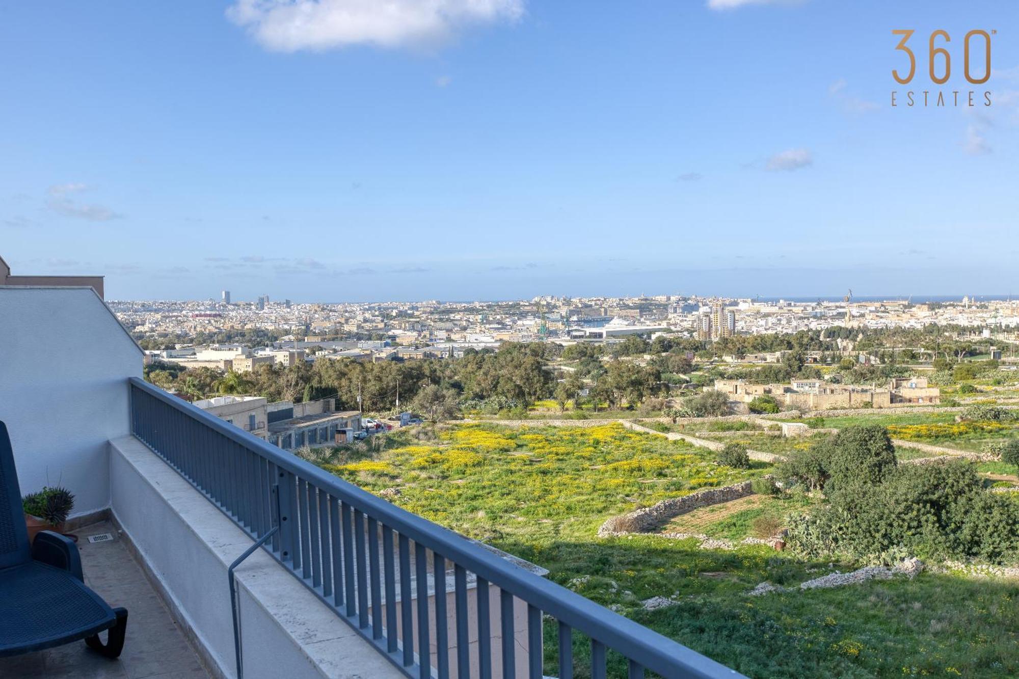 Appartamento Beautiful Pent With Terrace & Spectacular Views By 360 Estates Luqa Esterno foto