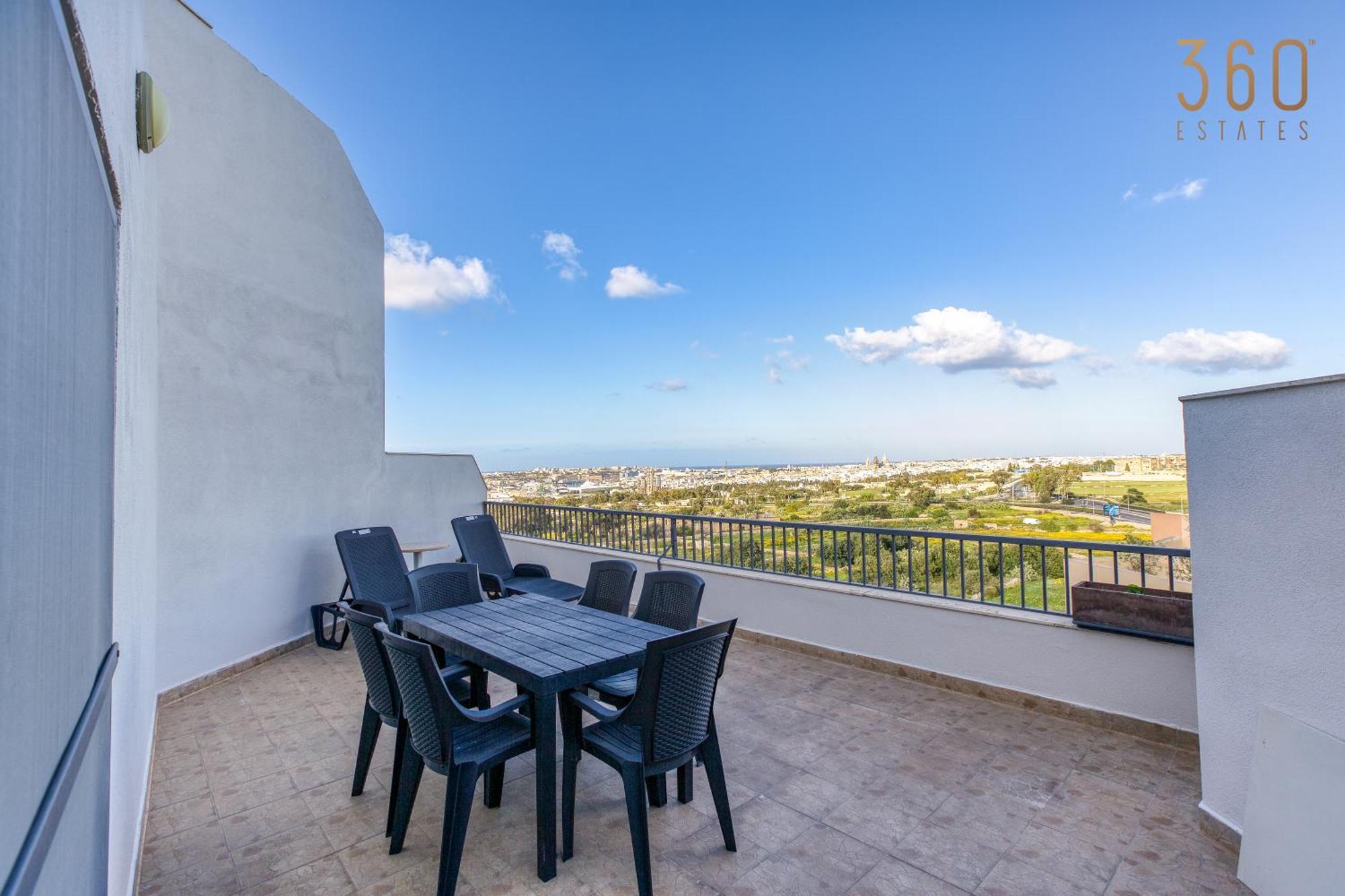 Appartamento Beautiful Pent With Terrace & Spectacular Views By 360 Estates Luqa Esterno foto