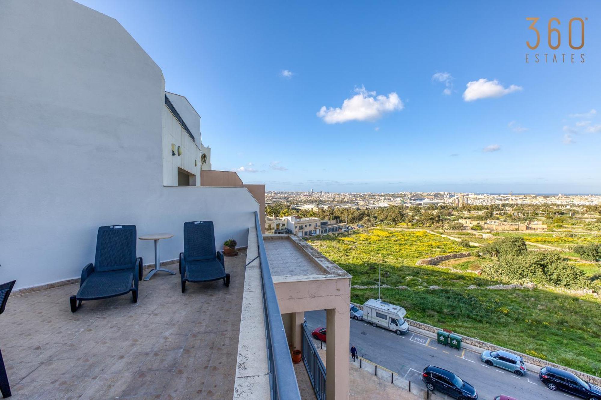 Appartamento Beautiful Pent With Terrace & Spectacular Views By 360 Estates Luqa Esterno foto