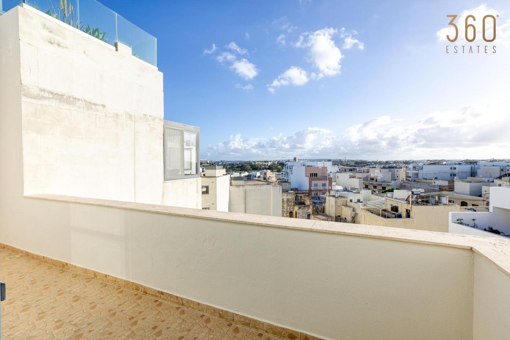 Appartamento Beautiful Pent With Terrace & Spectacular Views By 360 Estates Luqa Esterno foto