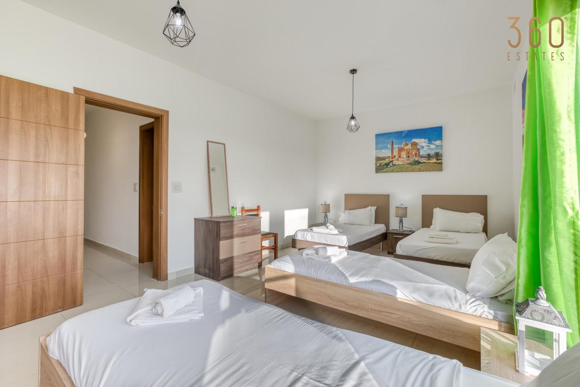 Appartamento Beautiful Pent With Terrace & Spectacular Views By 360 Estates Luqa Esterno foto