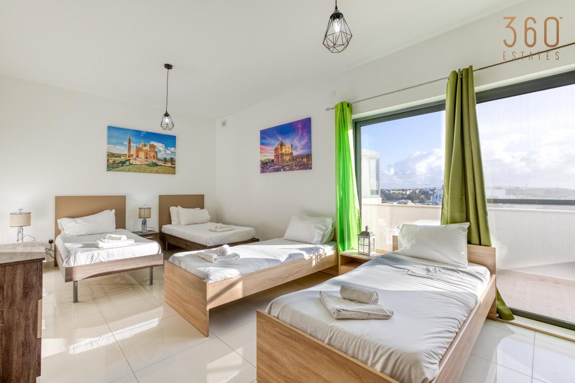 Appartamento Beautiful Pent With Terrace & Spectacular Views By 360 Estates Luqa Esterno foto