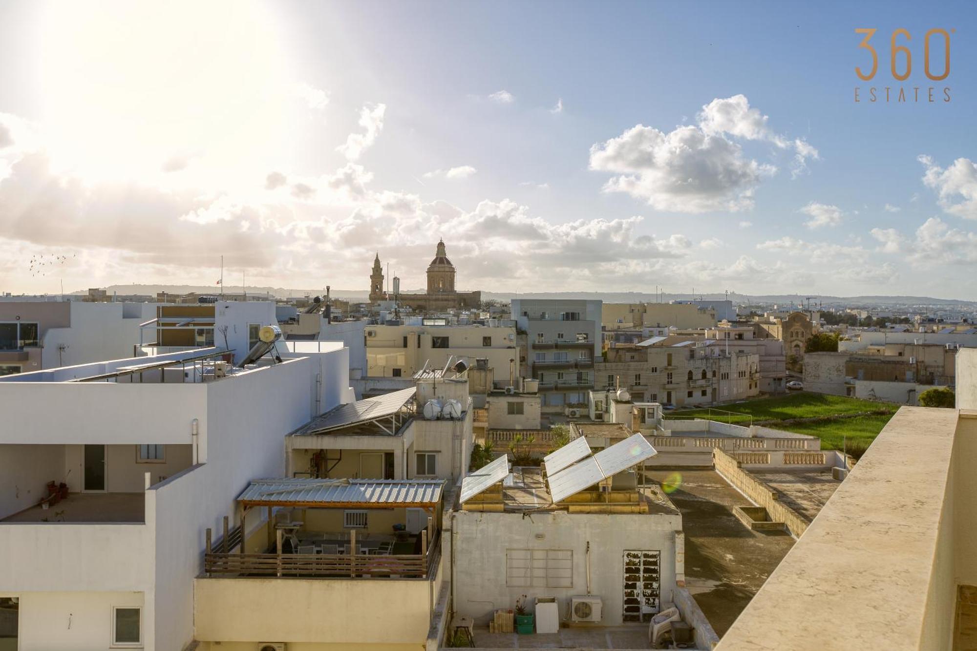 Appartamento Beautiful Pent With Terrace & Spectacular Views By 360 Estates Luqa Esterno foto