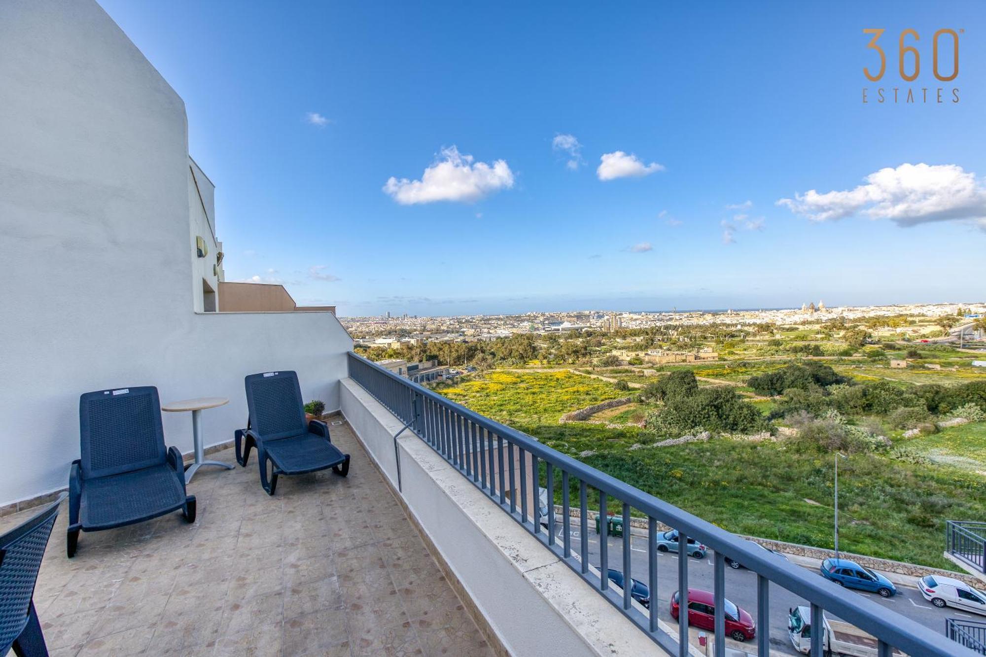 Appartamento Beautiful Pent With Terrace & Spectacular Views By 360 Estates Luqa Esterno foto