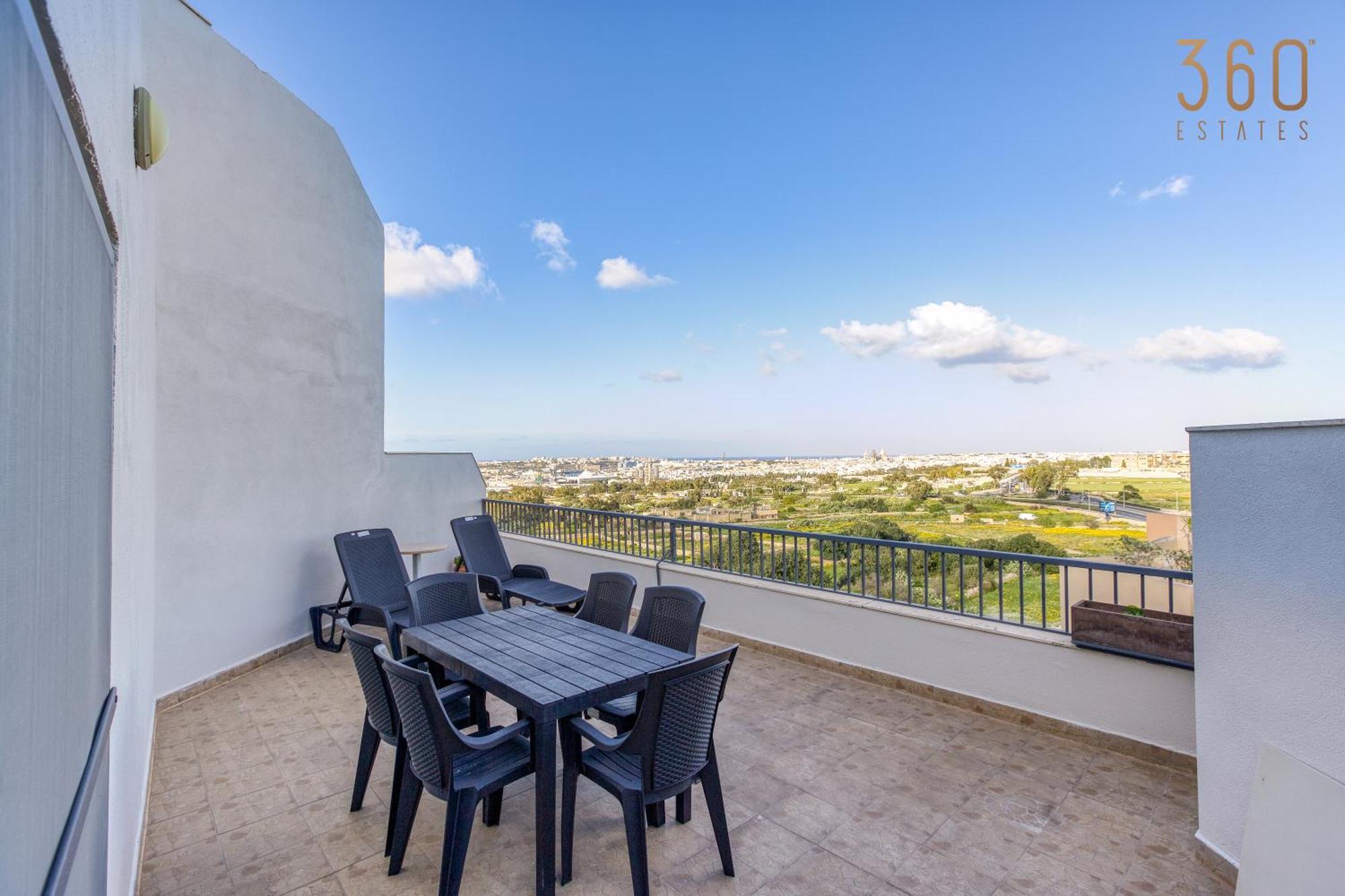 Appartamento Beautiful Pent With Terrace & Spectacular Views By 360 Estates Luqa Esterno foto