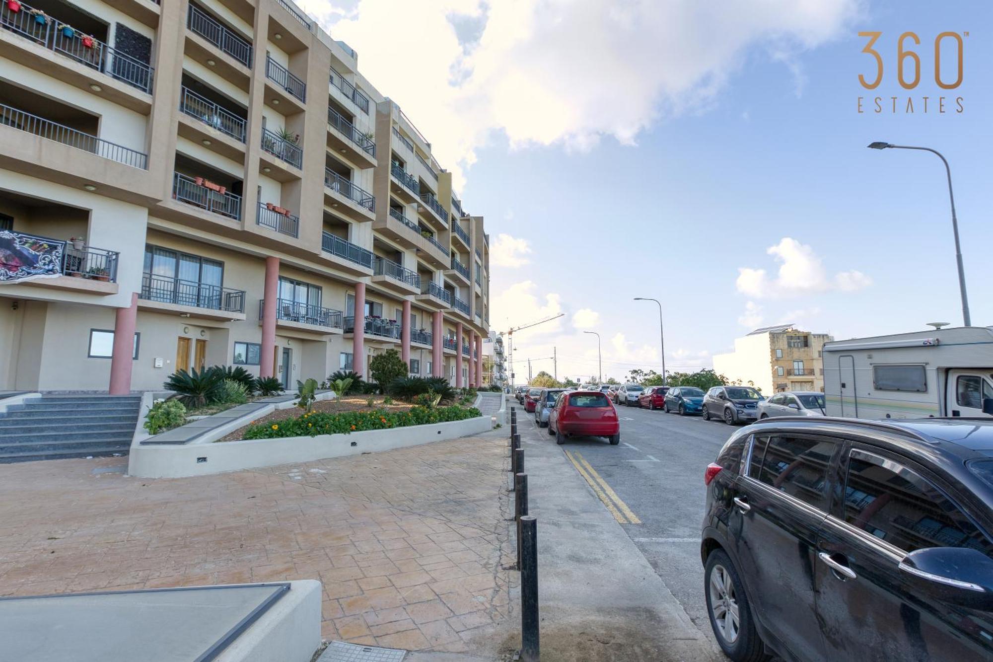 Appartamento Beautiful Pent With Terrace & Spectacular Views By 360 Estates Luqa Esterno foto