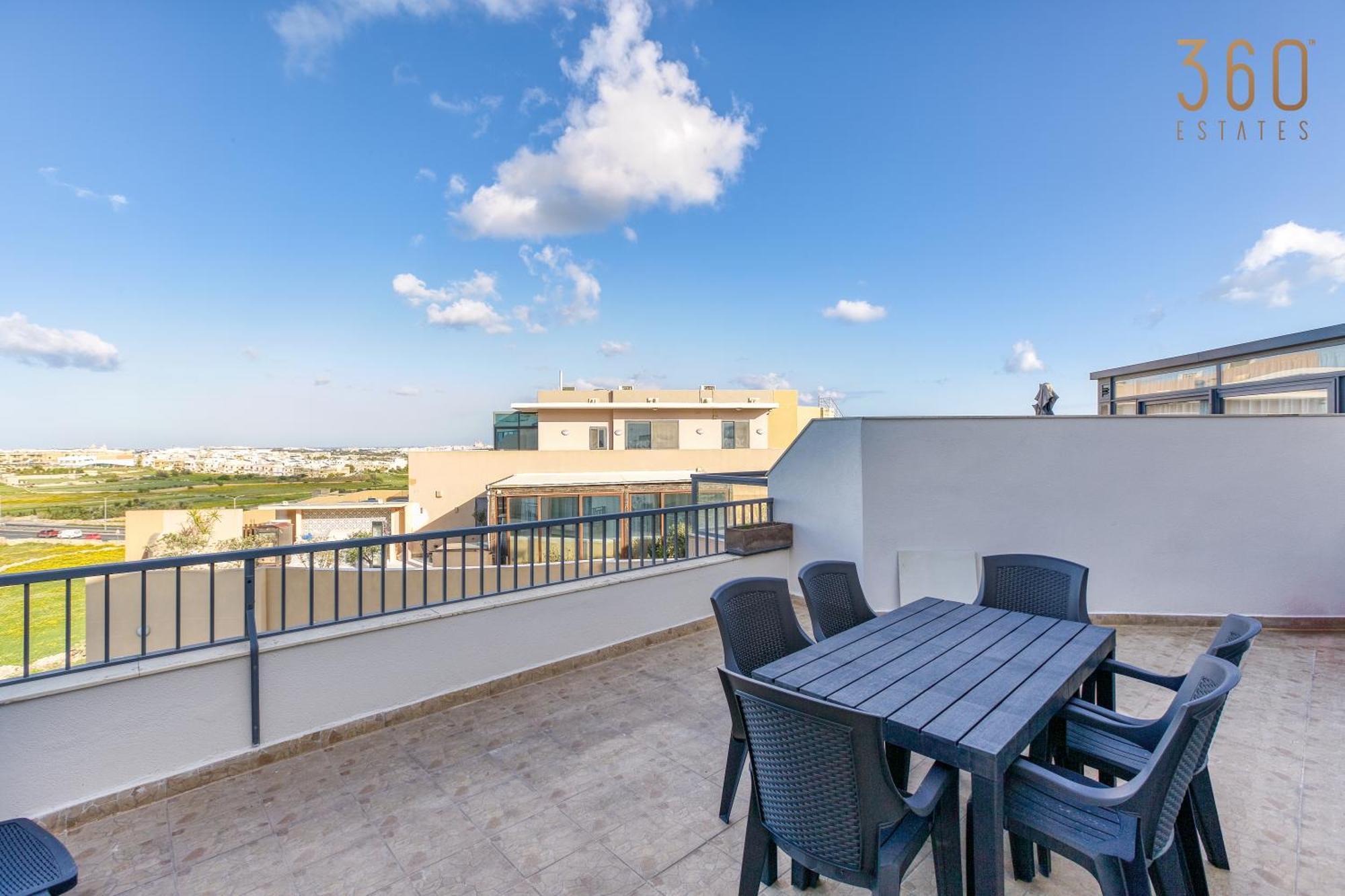 Appartamento Beautiful Pent With Terrace & Spectacular Views By 360 Estates Luqa Esterno foto