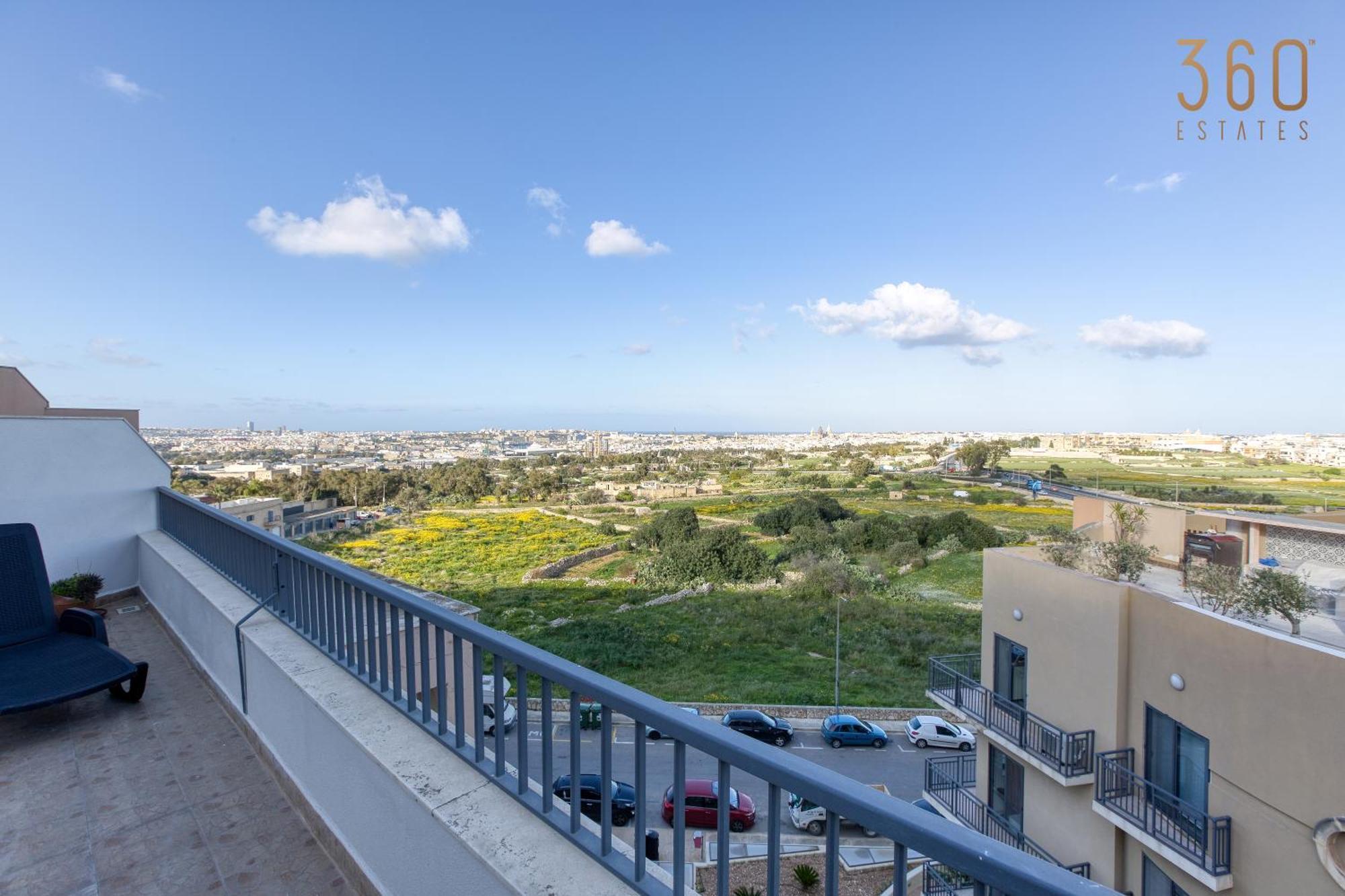 Appartamento Beautiful Pent With Terrace & Spectacular Views By 360 Estates Luqa Esterno foto