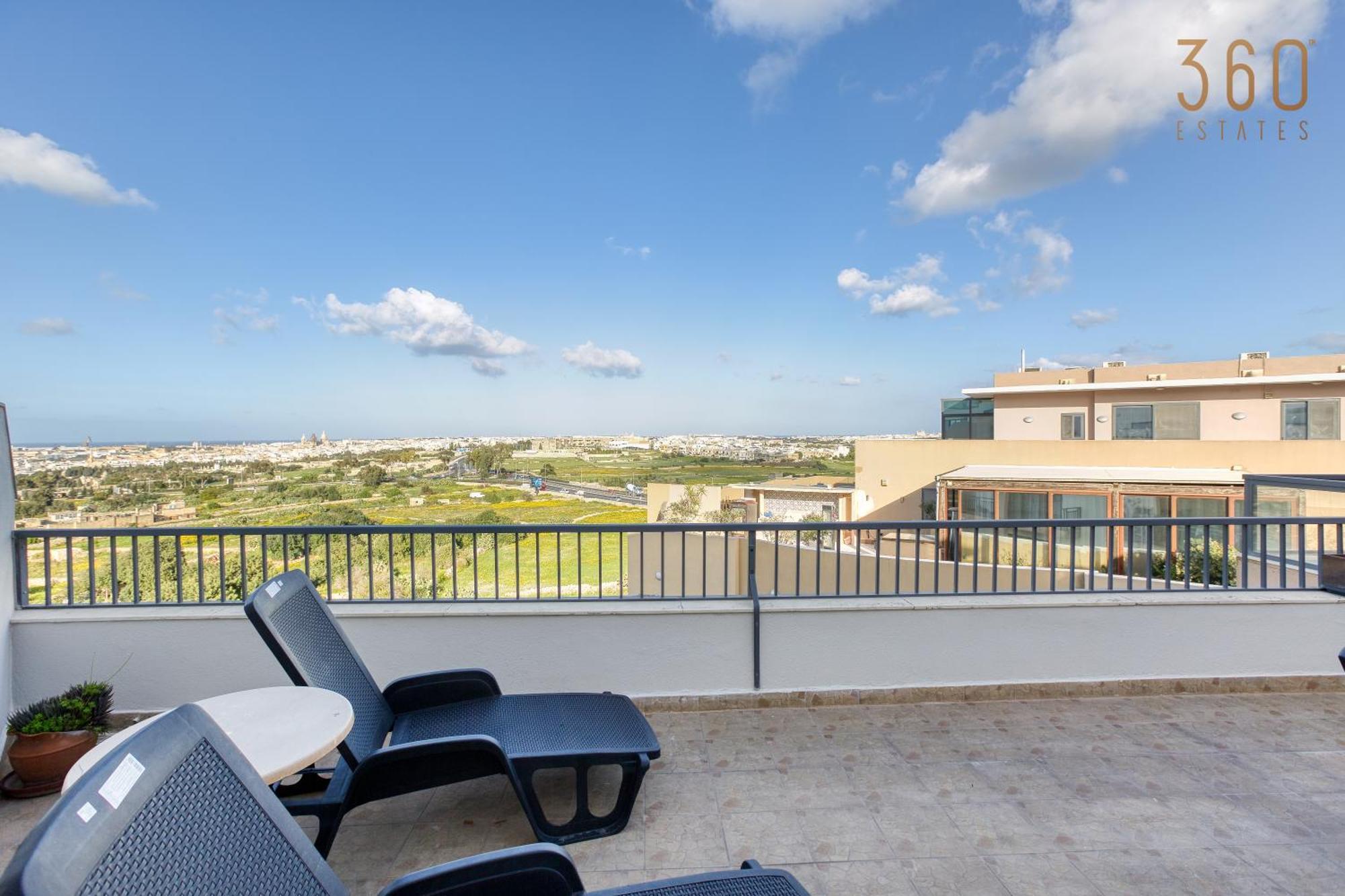 Appartamento Beautiful Pent With Terrace & Spectacular Views By 360 Estates Luqa Esterno foto