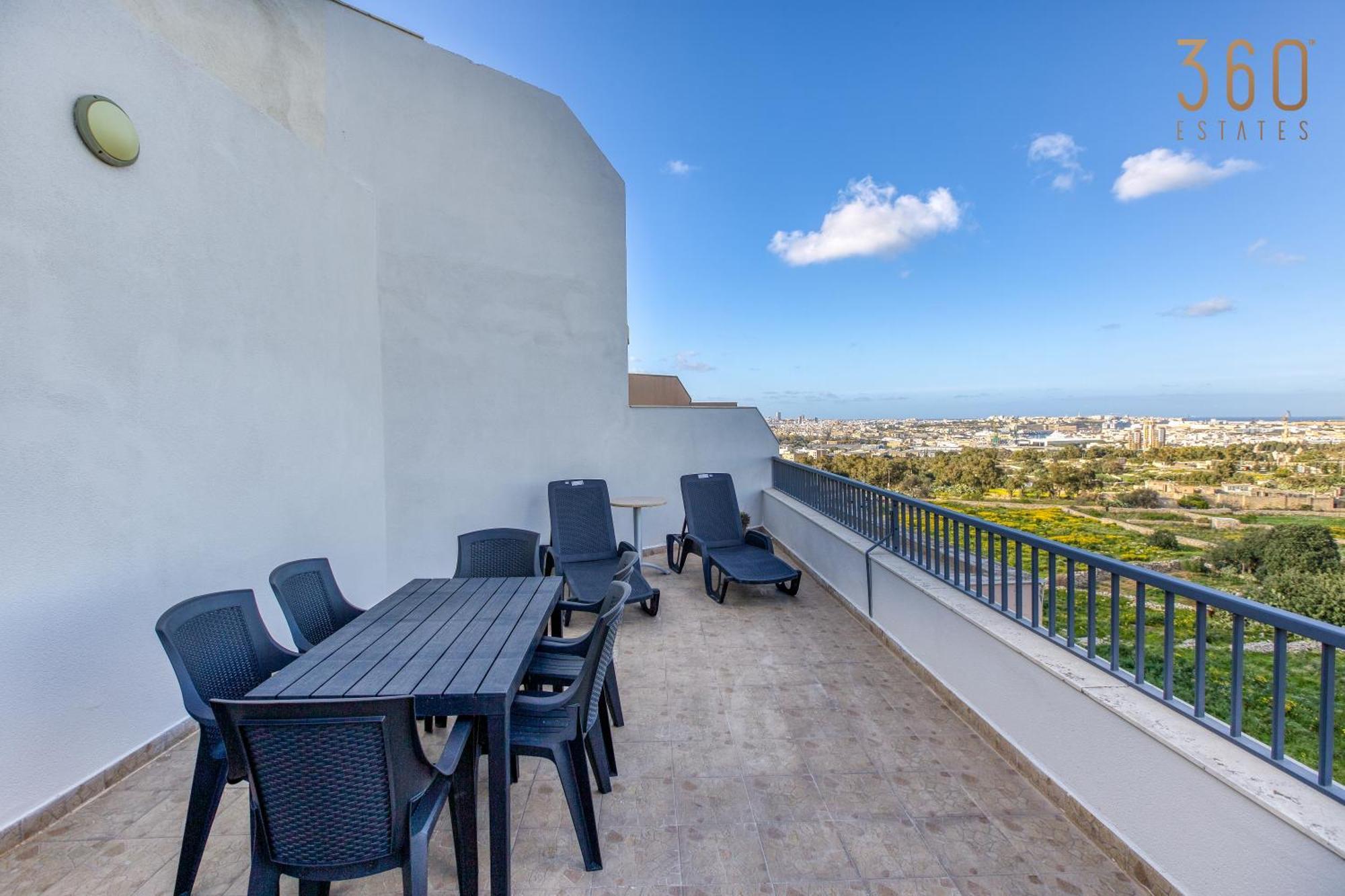 Appartamento Beautiful Pent With Terrace & Spectacular Views By 360 Estates Luqa Esterno foto