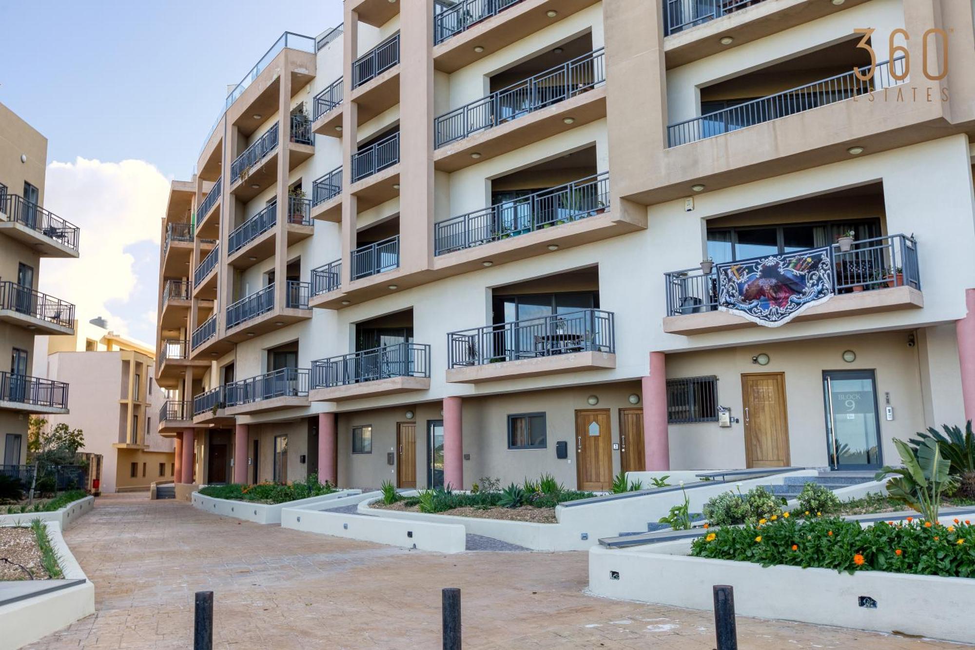 Appartamento Beautiful Pent With Terrace & Spectacular Views By 360 Estates Luqa Esterno foto