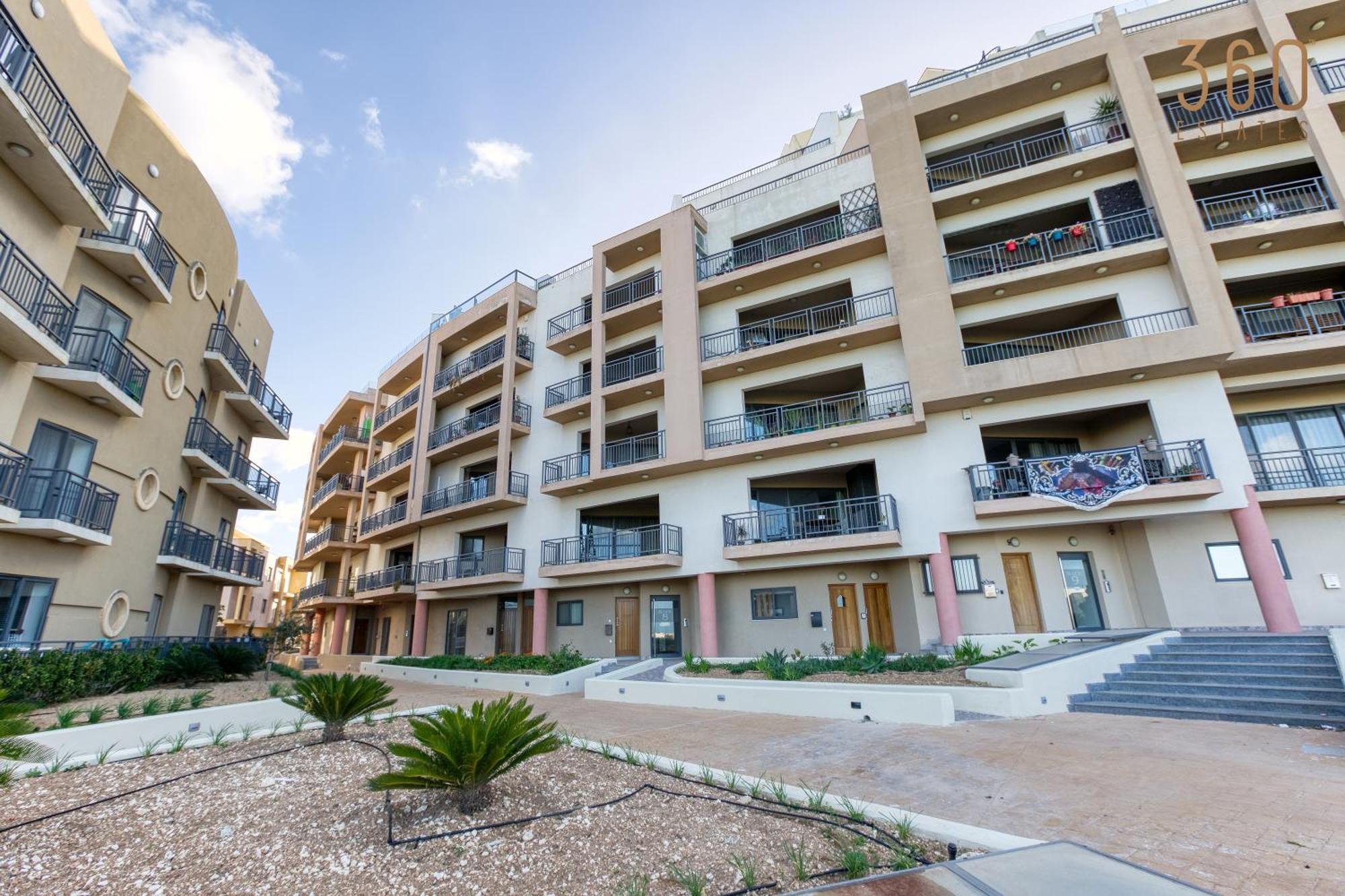 Appartamento Beautiful Pent With Terrace & Spectacular Views By 360 Estates Luqa Esterno foto