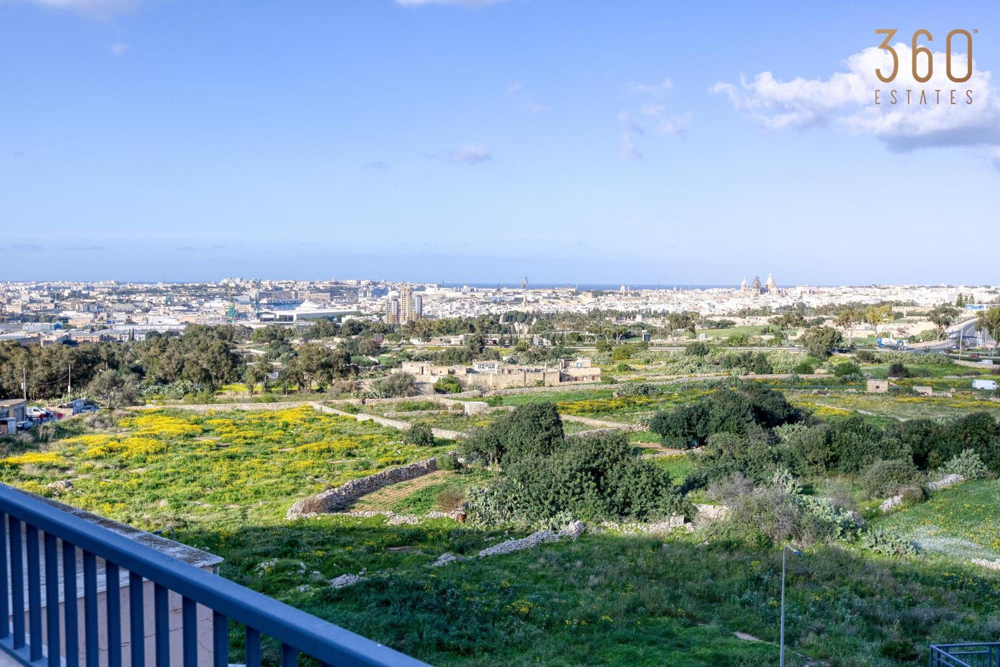 Appartamento Beautiful Pent With Terrace & Spectacular Views By 360 Estates Luqa Esterno foto